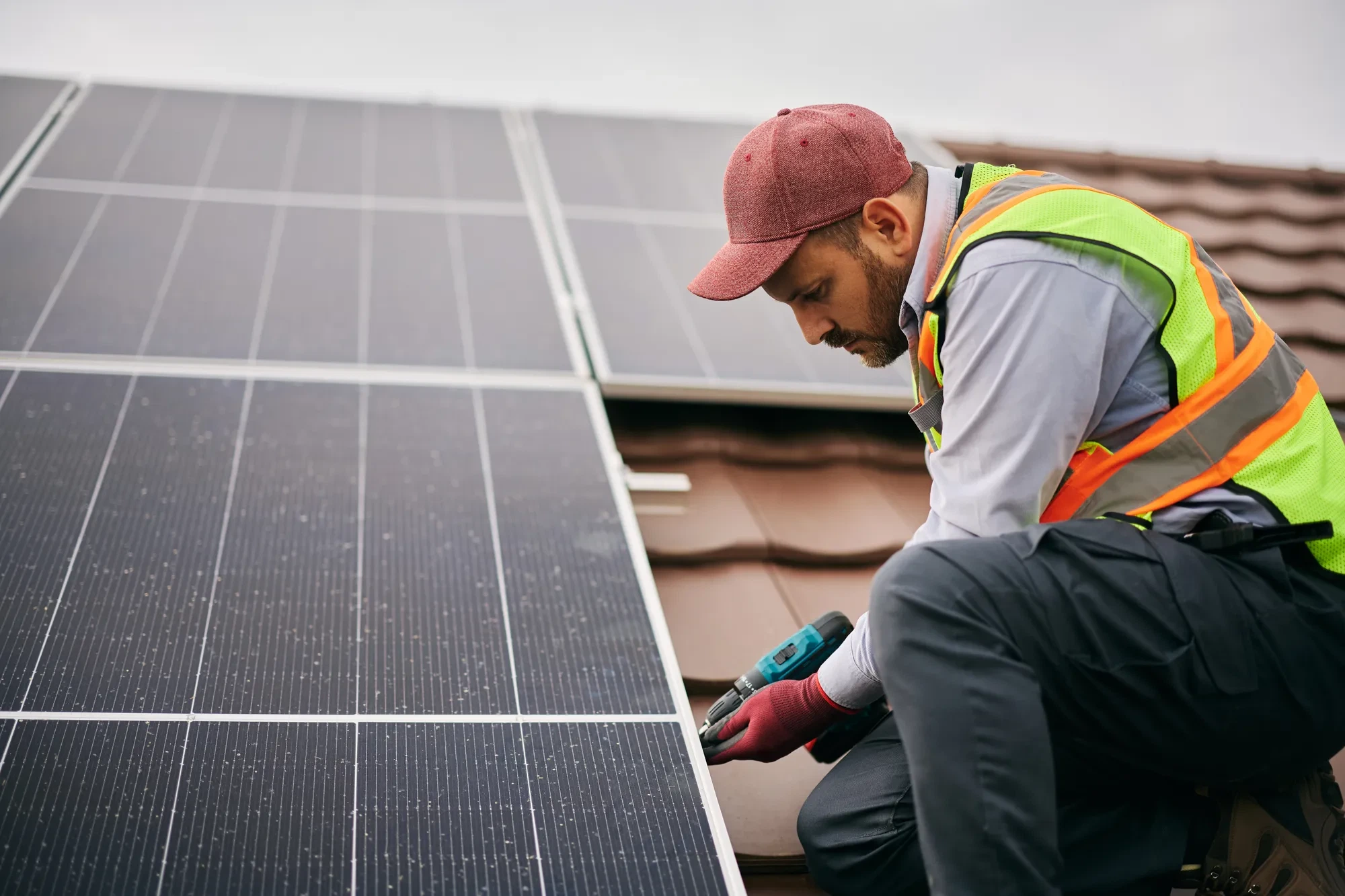 Technik pri montáži fotovoltaických panelov na streche